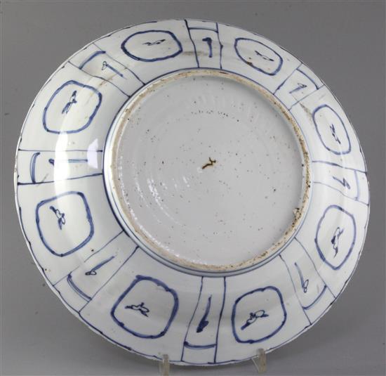 A Chinese kraak blue and white dish, early 17th century, diameter 32cm